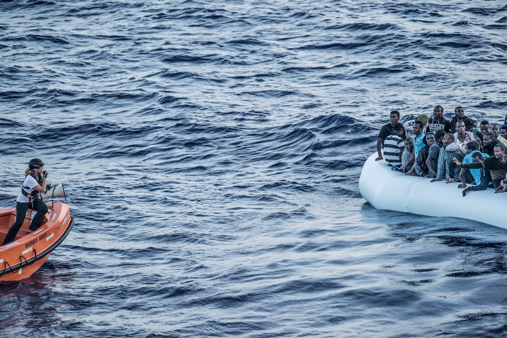 Lindis Hurum řídí záchranu 150 lidí z nafukovacího člunu.