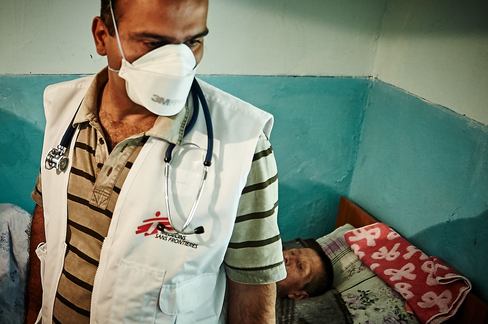 Decentralizovaná péče v praxi - zdravotník MSF navštěvuje pacienty doma.