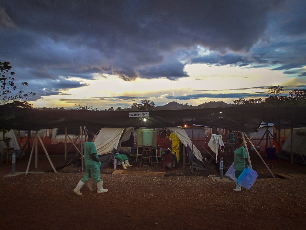 Soumrak nad převlékacím stanem ebolového centra v Kailahunu. © Fabio Basone /MSF