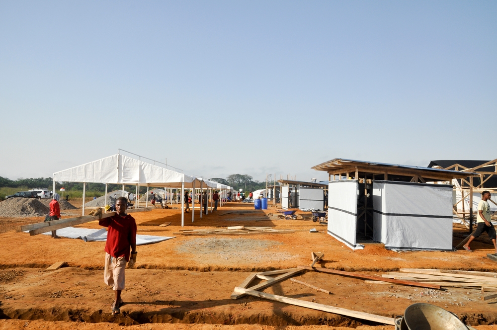 Stavba ebolového centra v Magburace. Foto © Ralph Ohnmacht/MSF