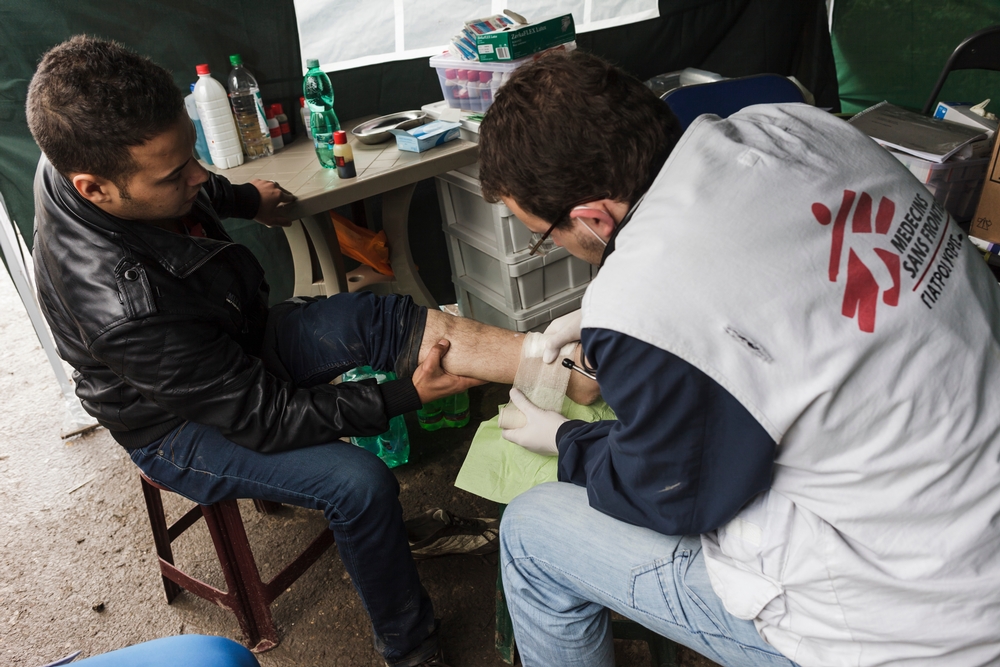 Dr. Boris Jegorovič z Lékařů bez hranic ošetřuje uprchlíka na přechodu Bapska.