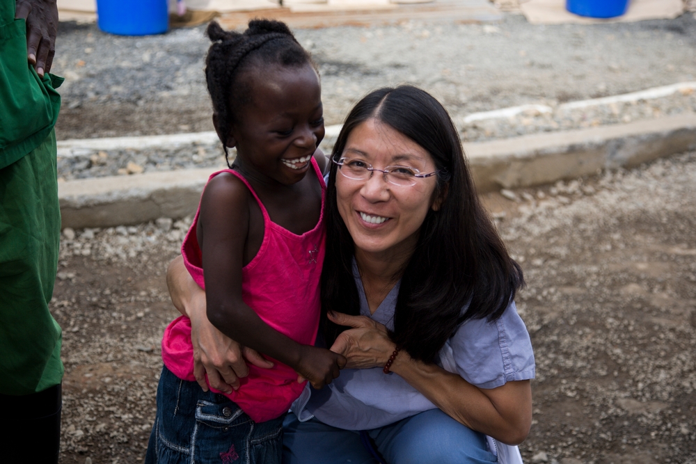 Libérie: Dr. Liu s Evelyn Sonpon, která nad ebolou zvítězila.