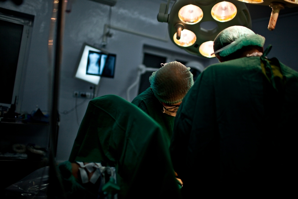Oprace na sále traumacentra v Kundúzu na severu Afghánistánu.