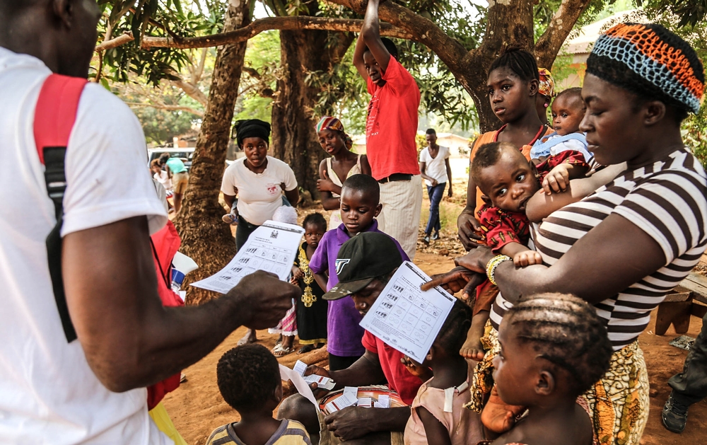 Distribuce antimalarik v Tombo Town v Sierra Leone.