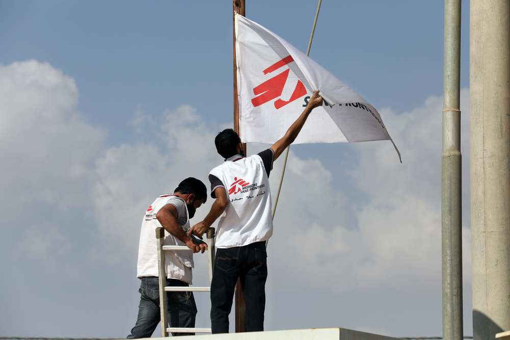 Le personnel national MSF en Syrie hisse un drapeau de MSF.