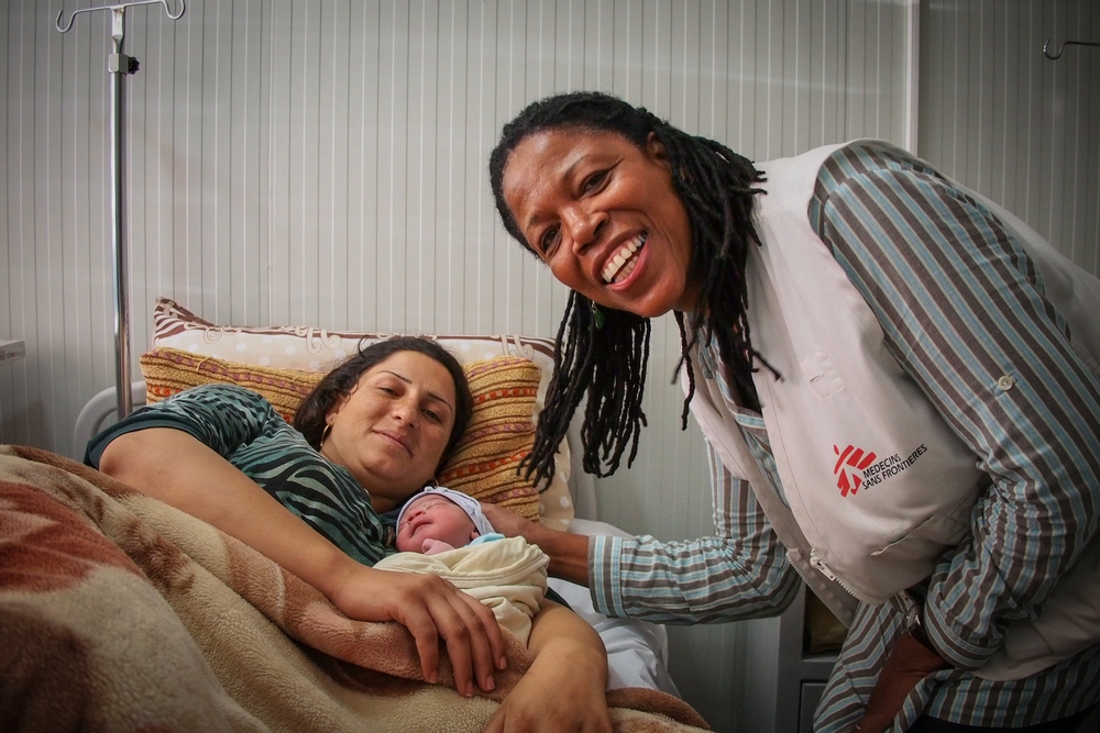 Porodní asistentka Margueritte s Aylou a její matkou. © Gabrielle Klein/MSF