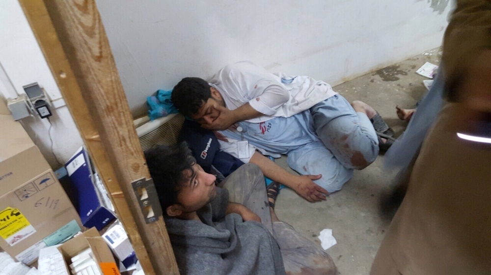 Šokovaní pracovníci Lékařů bez hranic v prostorách, které bombardování přestály.
