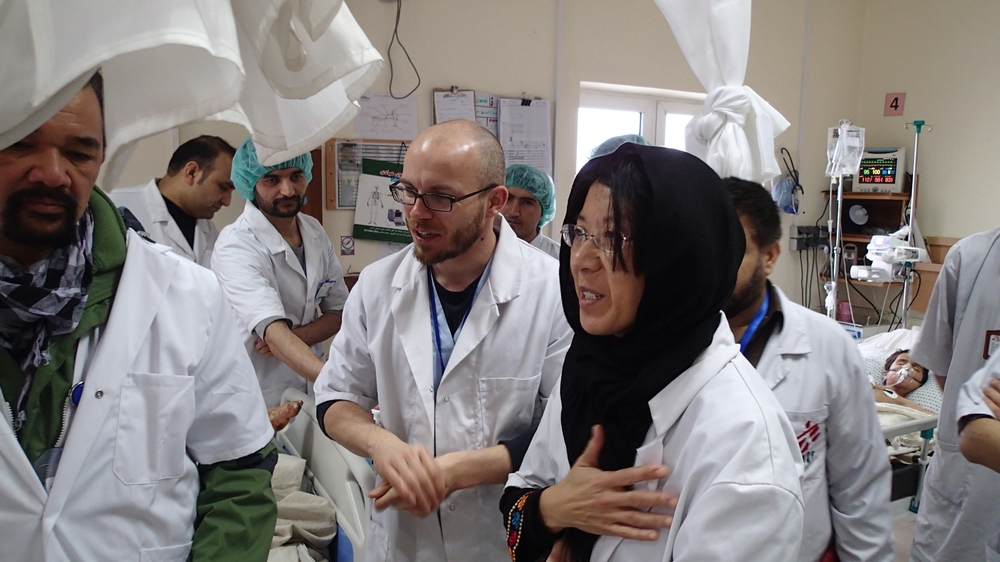 Dr. Liu na návštěvě traumacentra Lékařů bez hranic v afghánském Kundúzu v únoru 2015.