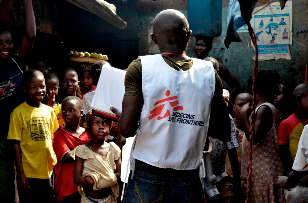 Osvětový pracovník Musa vysvětluje dětem v komunitě v Sierra Leone, jak poznat příznaky eboly a jak se před nemocí chránit.