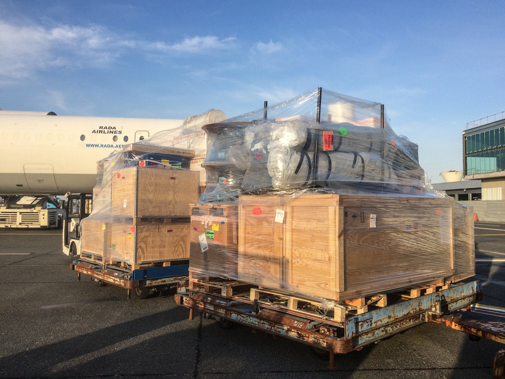 Des équipes MSF chargent du matériel médical dont un hôpital gonflable à l'aéroport de Mérignac