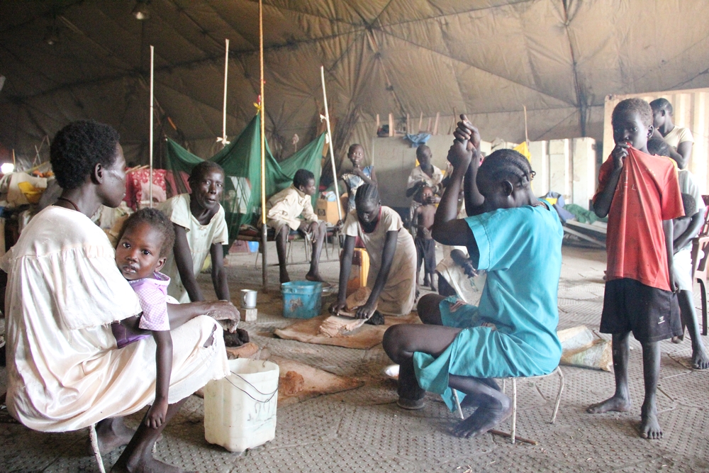 Uvnitř tábora OSN „Ochrany civilistů“ se před konfliktem, násilím a podvýživou skrývá téměř 48.000 lidí.