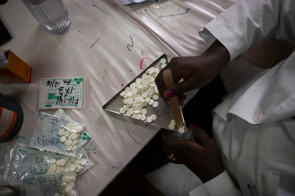 Farmaceut na klinice Lékařů bez hranic v Kibeře chystá balíčky s léky pro pacienty.