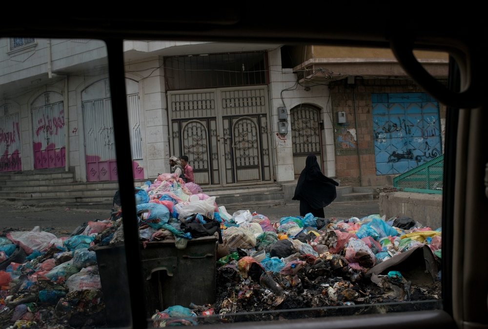 Kvůli těžkým bojům v Táizu se zastavily veřejné služby a na ulicích se proto hromadí odpadky.