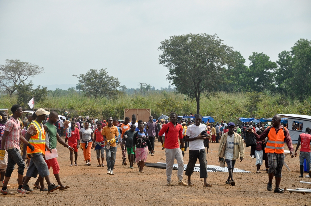 Dělníci na stavbě ebolového centra v Magburace.