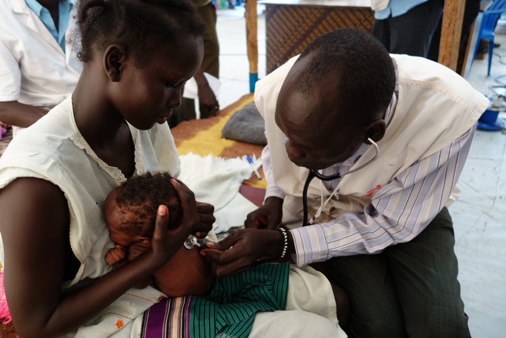 Malakal, Jižní Súdán: Pracovník Lékařů bez hranic vyšetřuje tříměsíční Mary James.