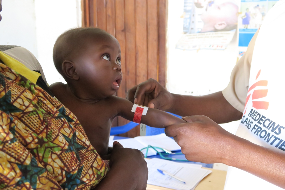 MSF doctor examines a kid 