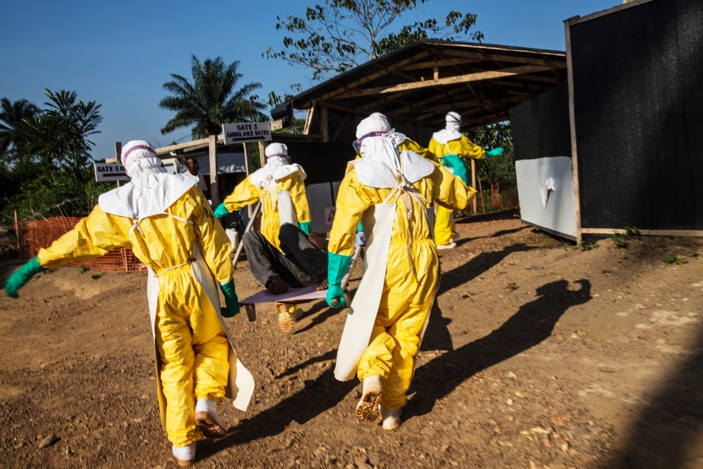Spolupracovníci Lékařů bez hranic přenášejí pacienta s podezřením na ebolu do centra pro léčbu eboly ve městě Kailahun.