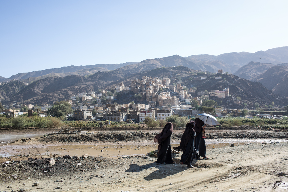 A group of women walk to a hospital in northern Yemen. © Agnes Varraine-Leca / MSF